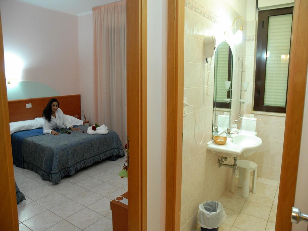 Aloha Park Hotel Кампомарино Стая снимка