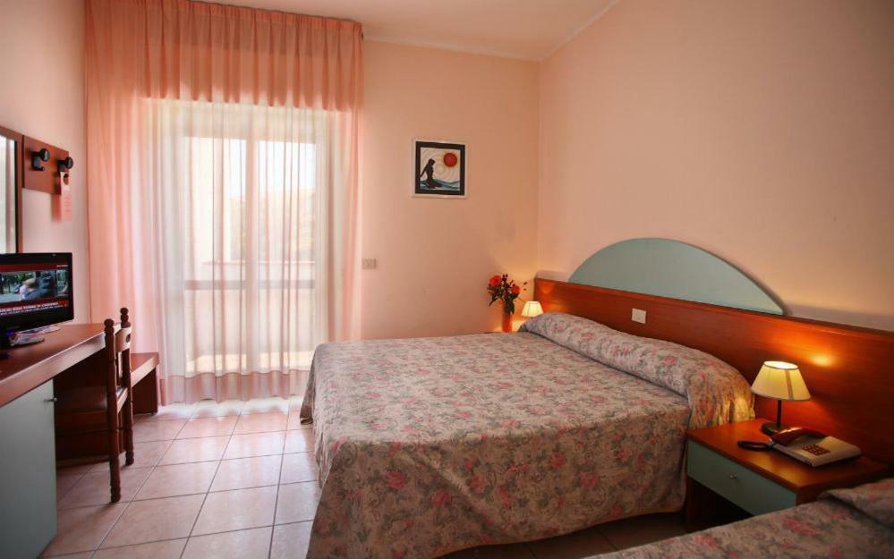 Aloha Park Hotel Кампомарино Екстериор снимка
